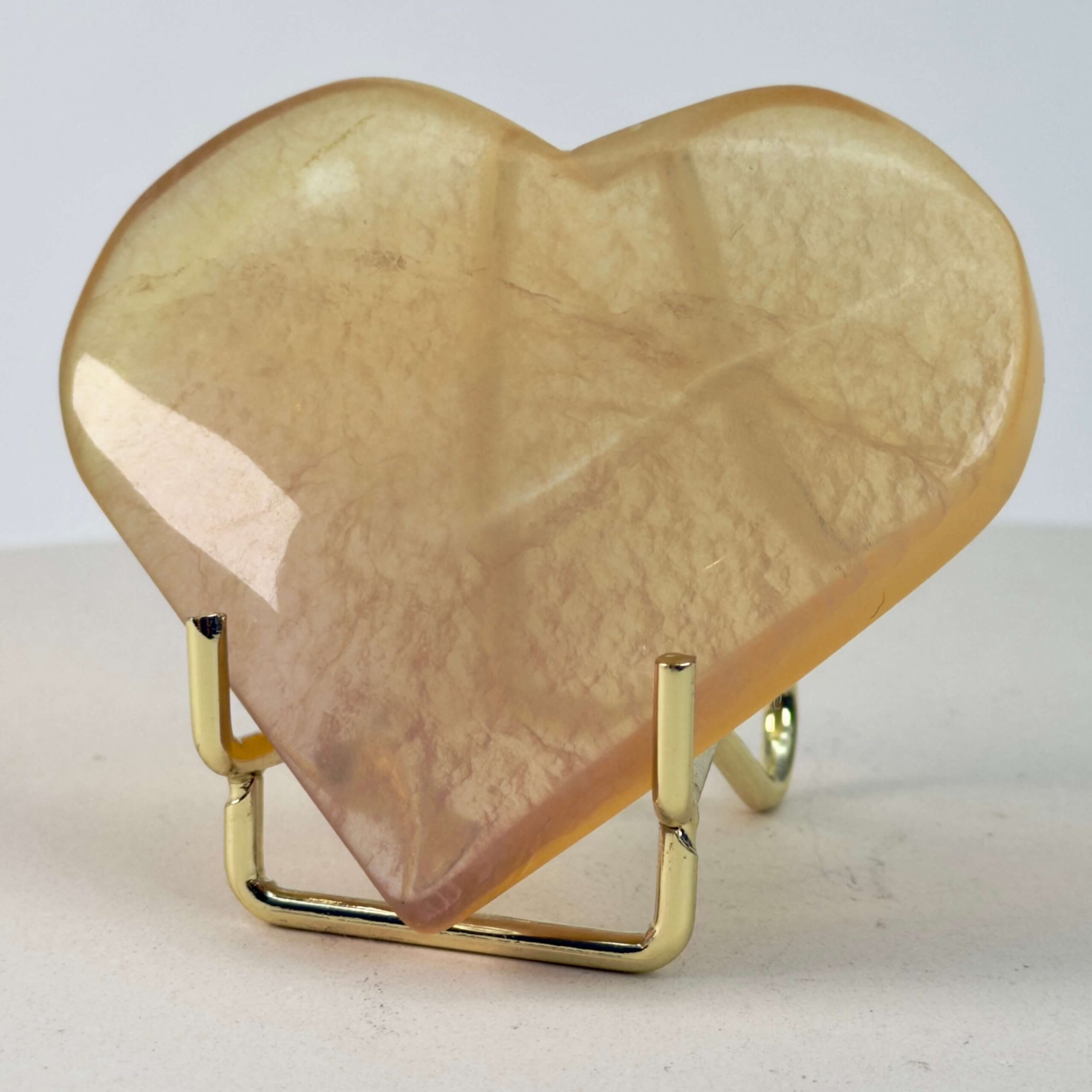 Fluorit Candy Hjerte Krystal Sten med i holder på hvid baggrund