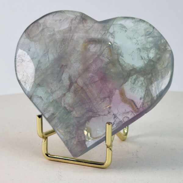 Fluorit Candy Hjerte Krystal Sten med i holder på hvid baggrund