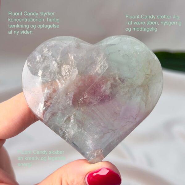 Fluorit Candy Hjerte Krystal Sten i hånd på hvid baggrund med tags