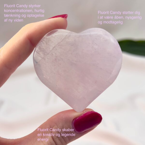 Fluorit Candy Hjerte Krystal Sten i hånd på hvid baggrund med tags