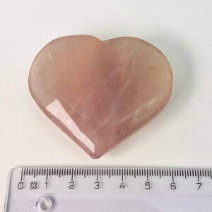 Fluorit Candy Hjerte Krystal Sten med lineal på hvid baggrund
