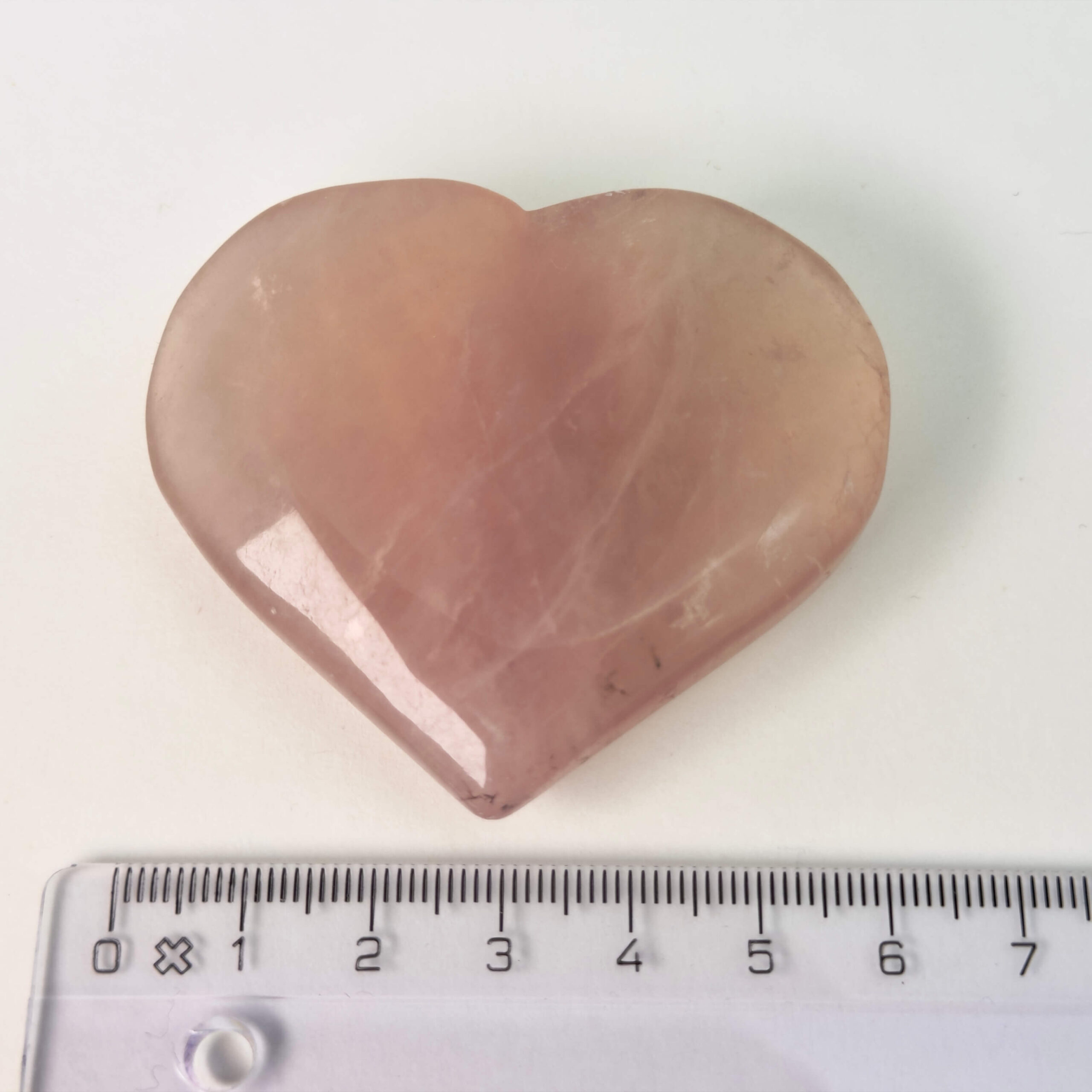 Fluorit Candy Hjerte Krystal Sten med lineal på hvid baggrund