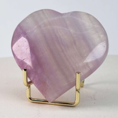 Fluorit Candy Hjerte Krystal Sten med i holder på hvid baggrund