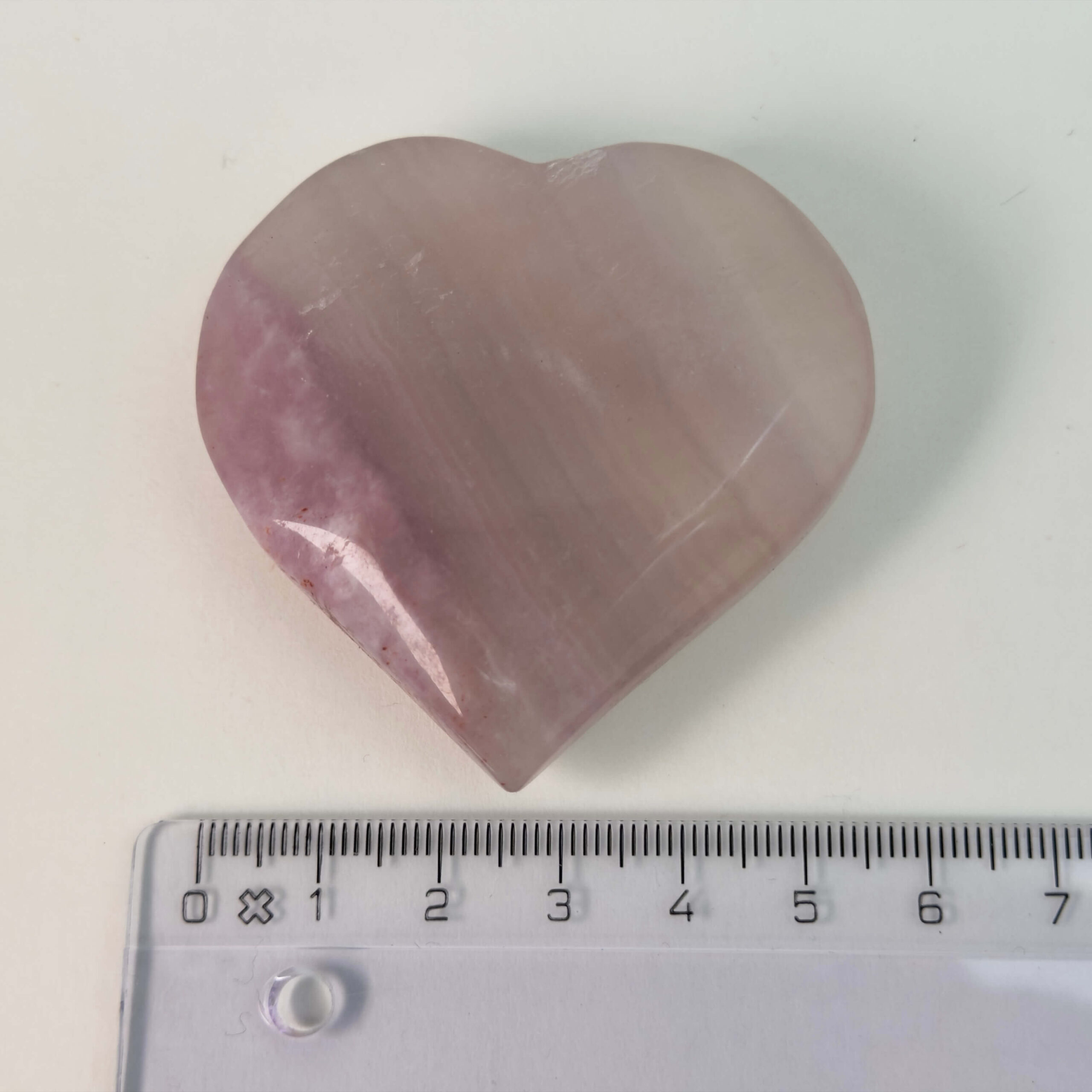 Fluorit Candy Hjerte Krystal Sten med lineal på hvid baggrund