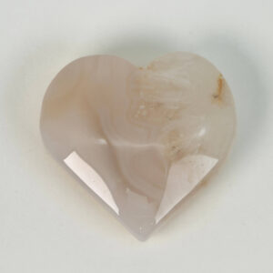 Fluorit Candy Hjerte Krystal Sten med i holder på hvid baggrund