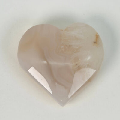 Fluorit Candy Hjerte Krystal Sten med i holder på hvid baggrund