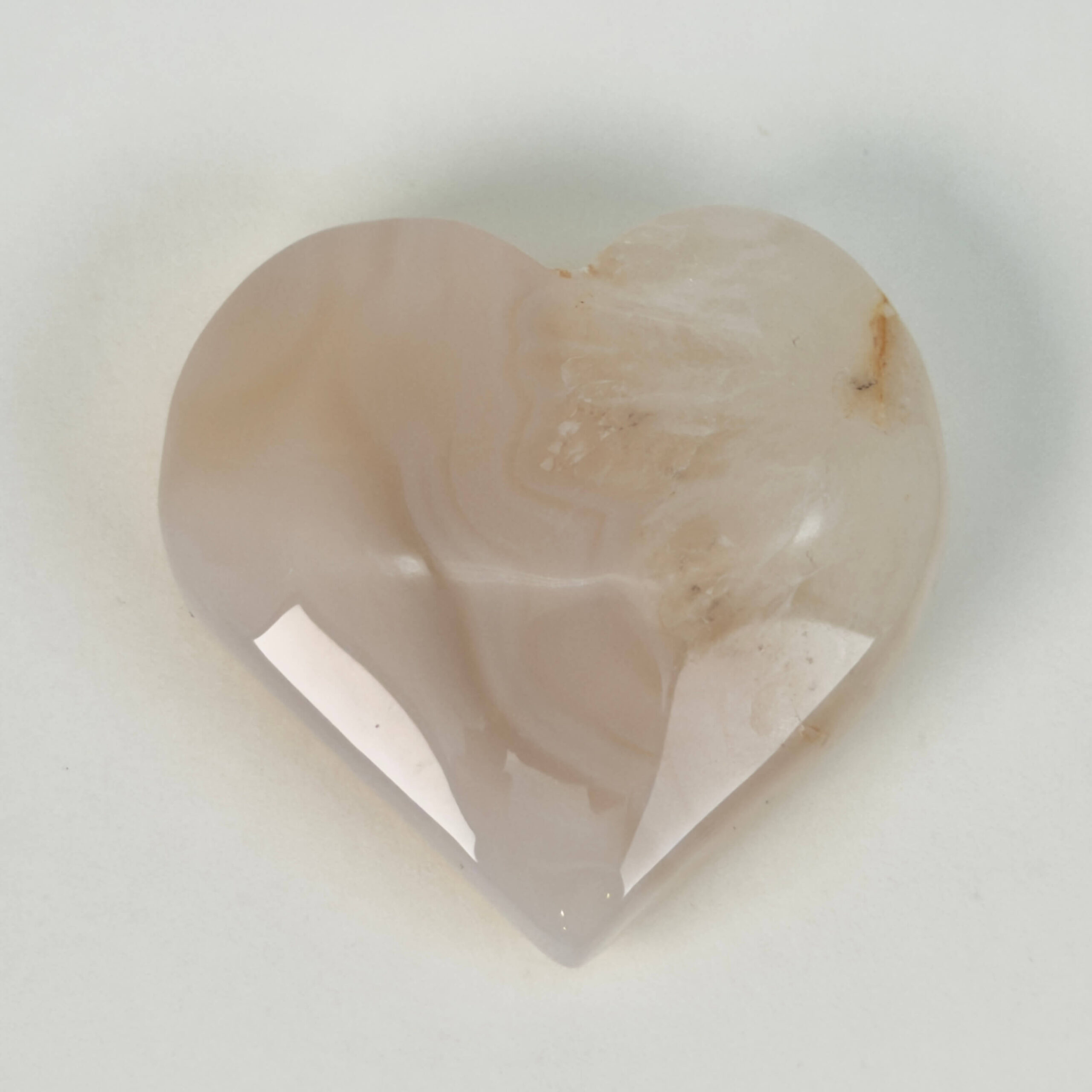 Fluorit Candy Hjerte Krystal Sten med i holder på hvid baggrund