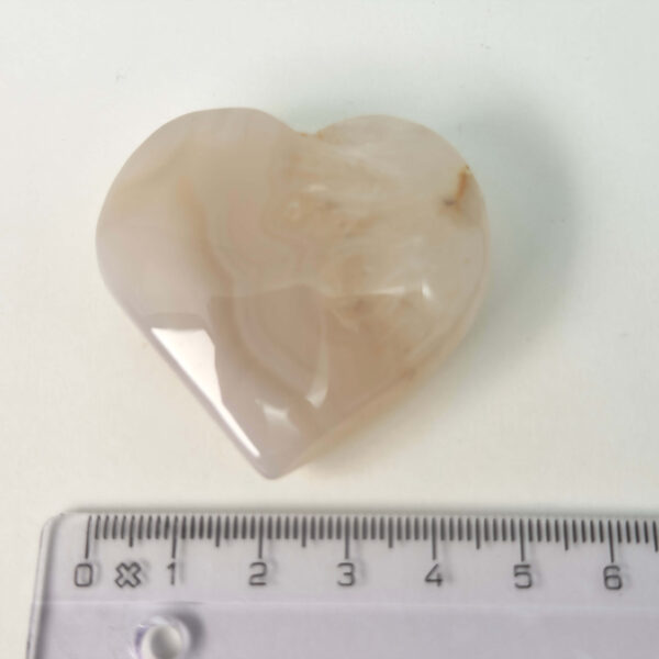 Fluorit Candy Hjerte Krystal Sten med lineal på hvid baggrund