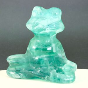 Fluorit Grøn Meditationsfrø krystal sten på sort baggrund