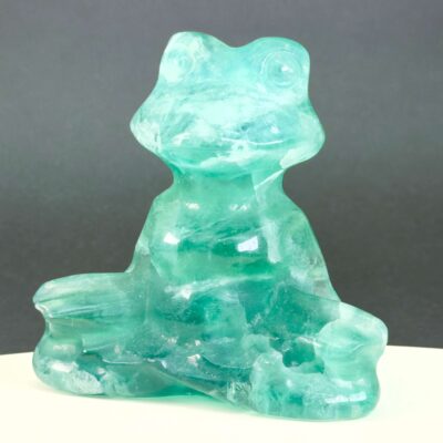 Fluorit Grøn Meditationsfrø krystal sten på sort baggrund