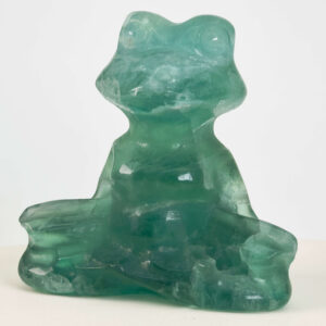 Fluorit Grøn Meditationsfrø krystal sten på hvid baggrund