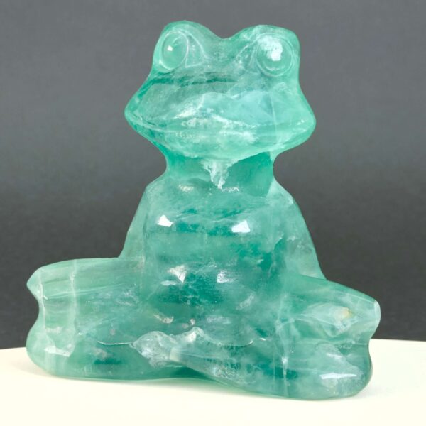 Fluorit Grøn Meditationsfrø krystal sten på sort baggrund