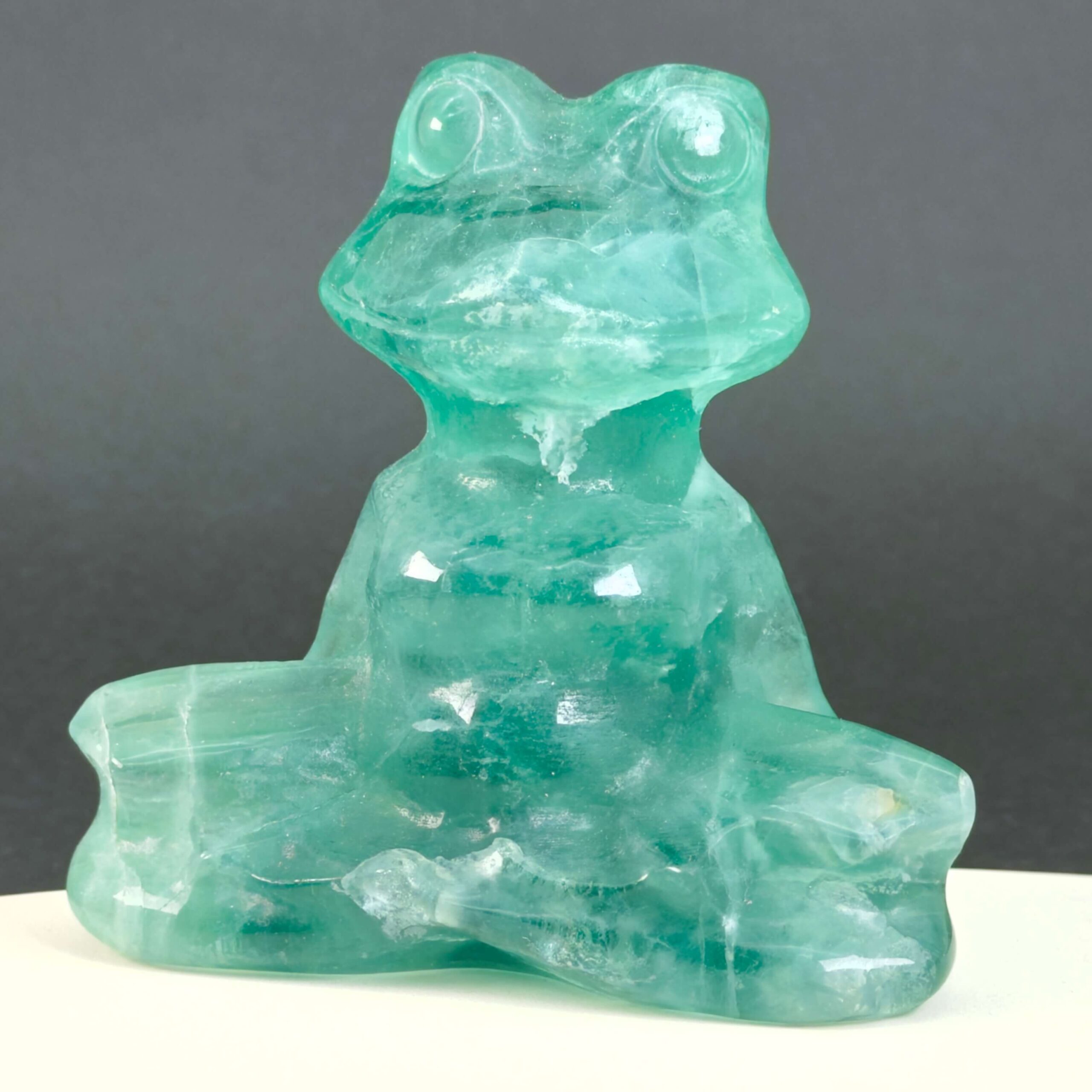 Fluorit Grøn Meditationsfrø krystal sten på sort baggrund