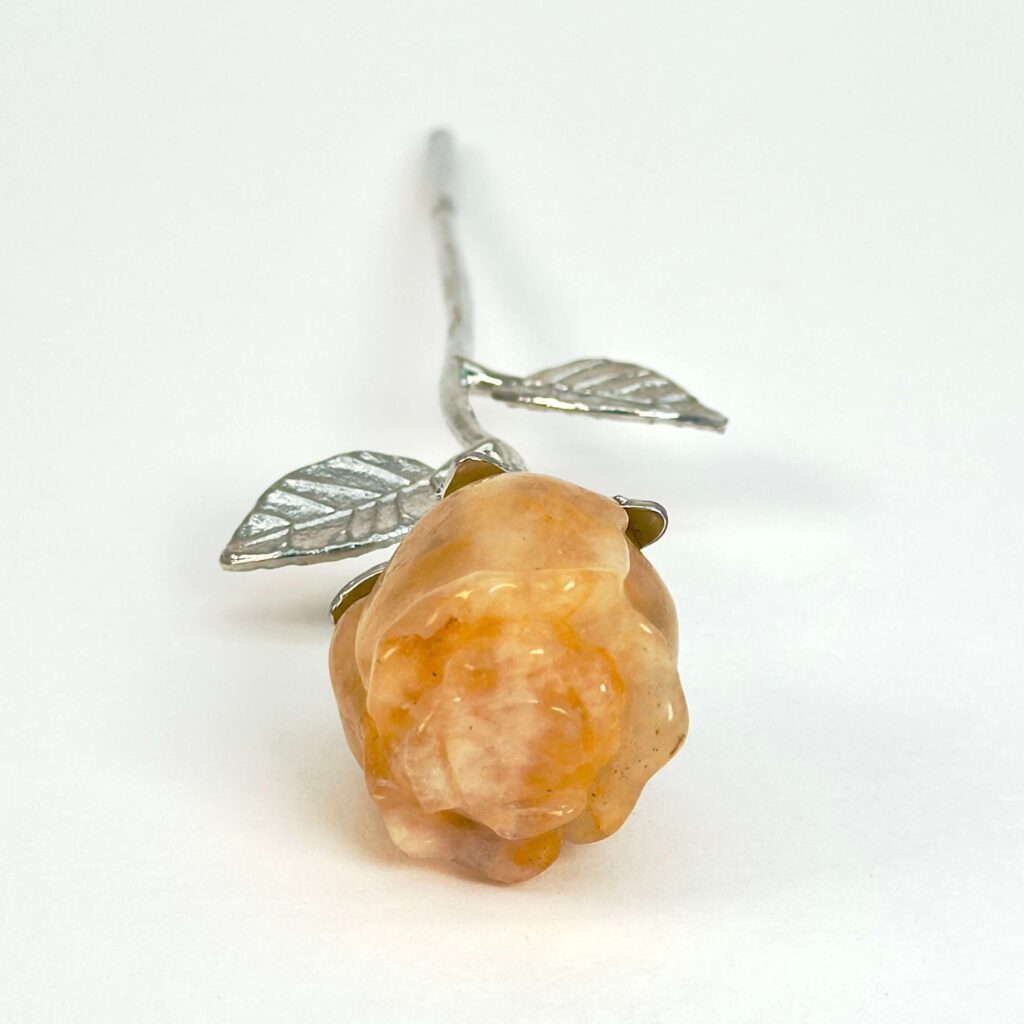 Krystaller og deres betydning 12 Golden Healer Rose med sølvfarvet stilk. En dekorativ krystal der ofte forbindes med healing, energi og indre balance.