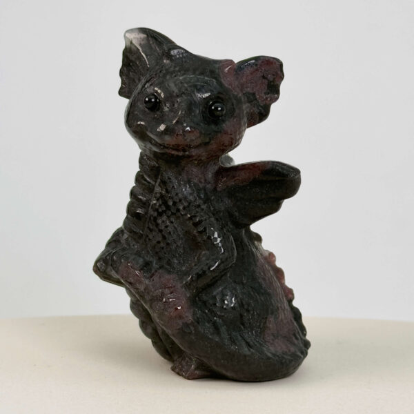 Granat Babydrage Krystal Sten på hvid baggrund