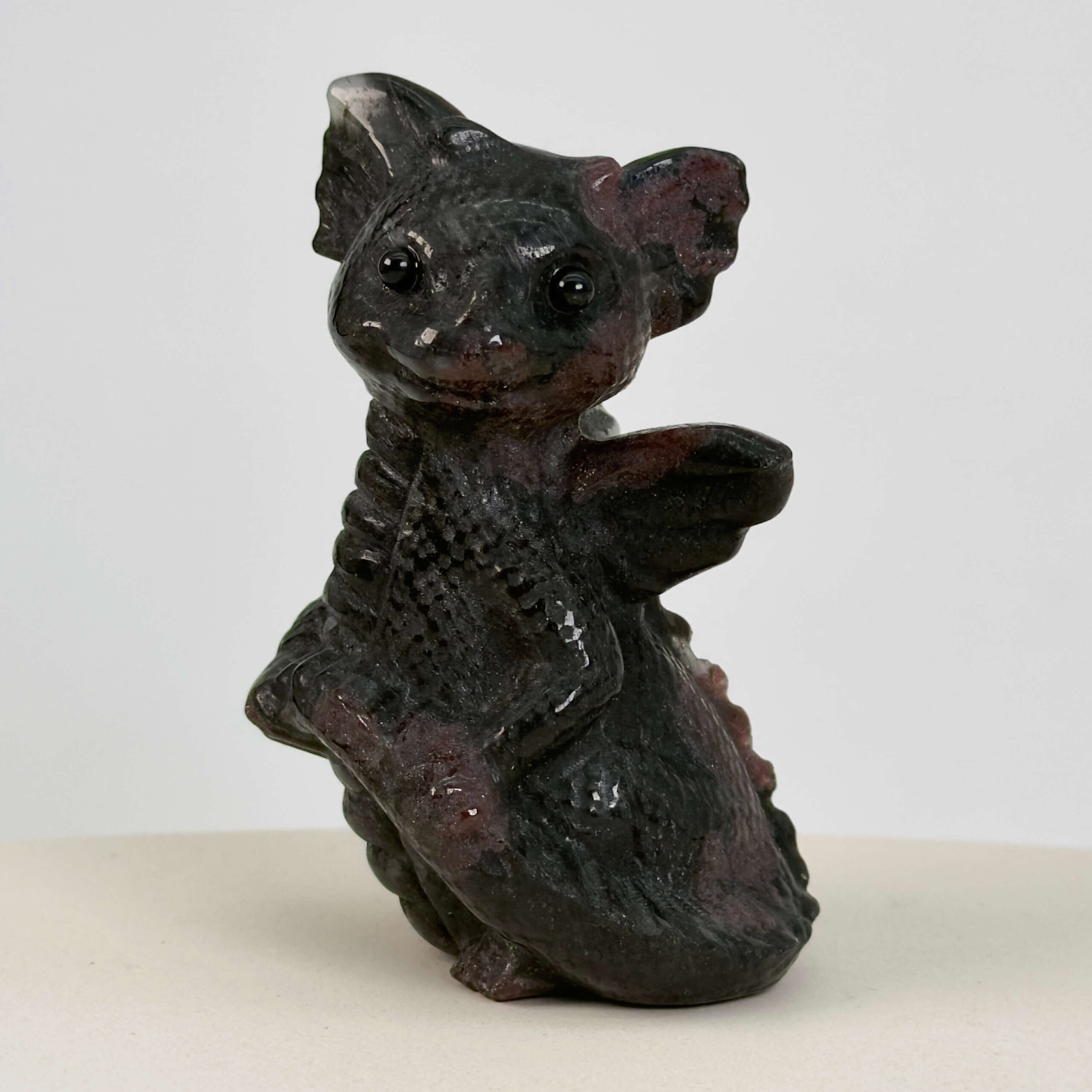 Granat Babydrage Krystal Sten på hvid baggrund