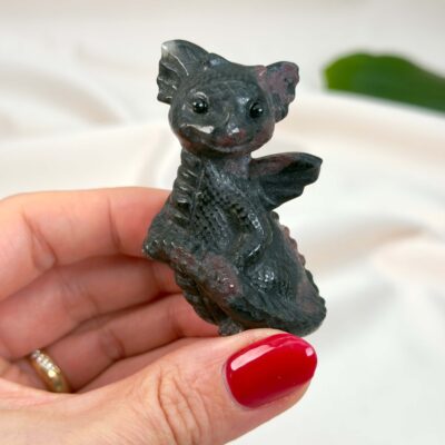 Granat Babydrage Krystal Sten i hånd på hvid baggrund