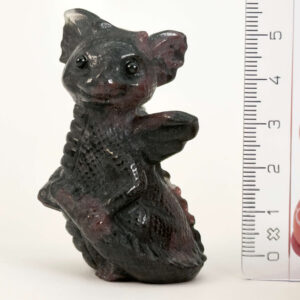 Granat Babydrage Krystal Sten med lineal på hvid baggrund