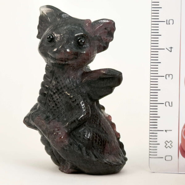 Granat Babydrage Krystal Sten med lineal på hvid baggrund