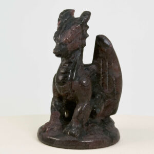 Granat Drage krystal sten på hvid baggrund