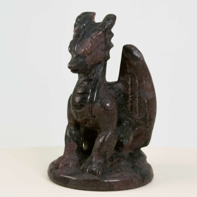 Granat Drage krystal sten på hvid baggrund