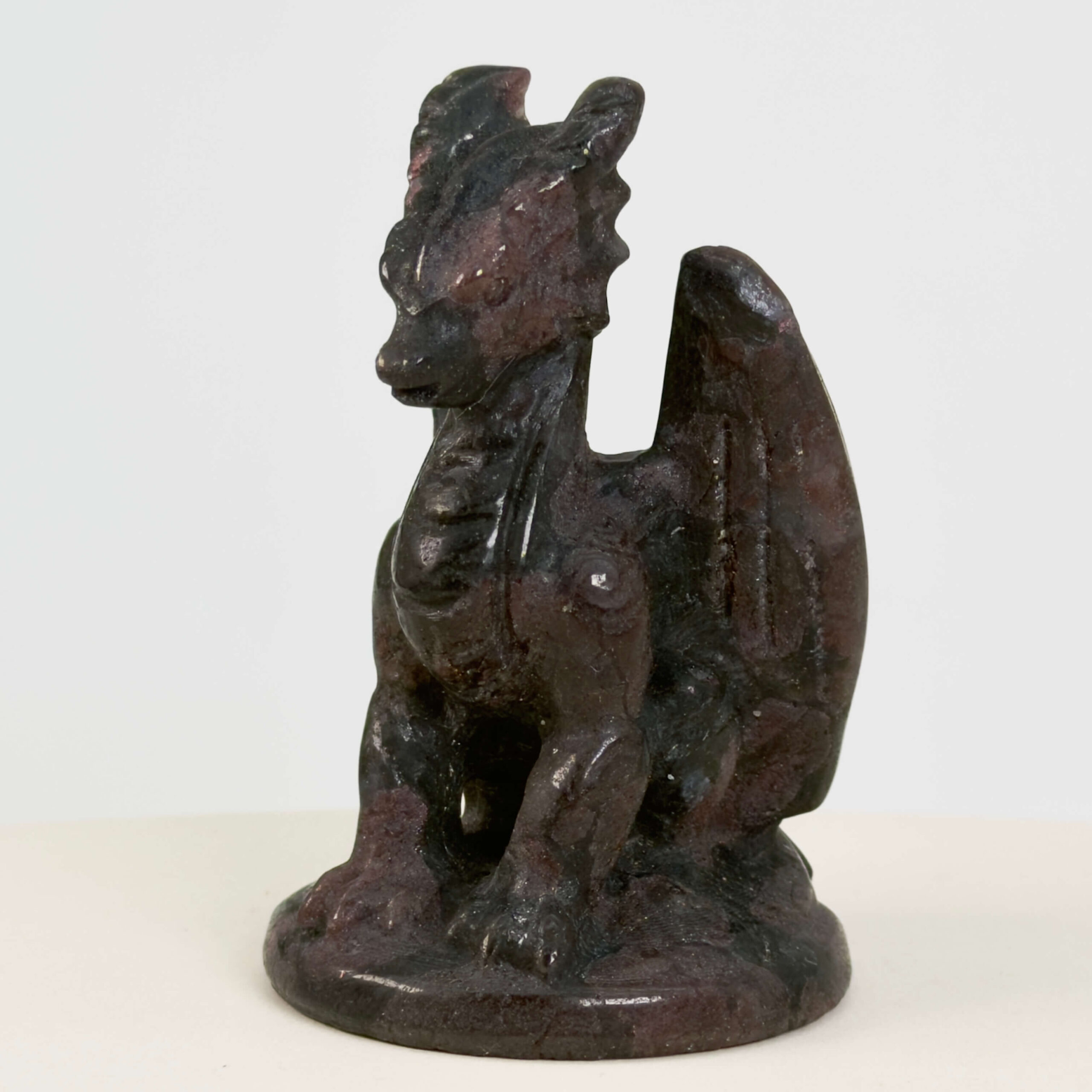 Granat Drage krystal sten på hvid baggrund