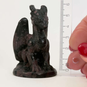 Granat Drage krystal sten med lineal på hvid baggrund