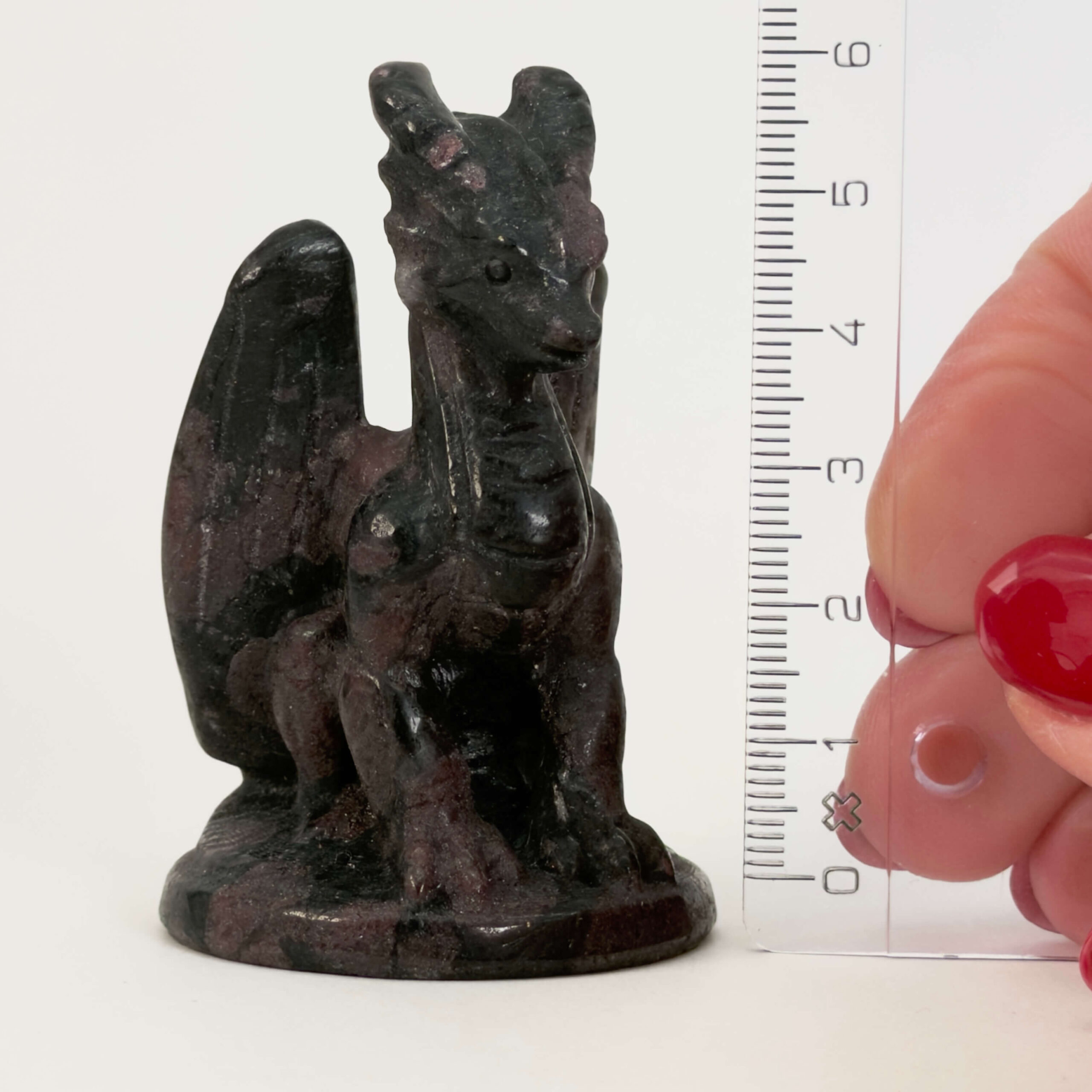 Granat Drage krystal sten med lineal på hvid baggrund