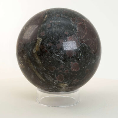 Granat Kugle krystal sten på hvid baggrund