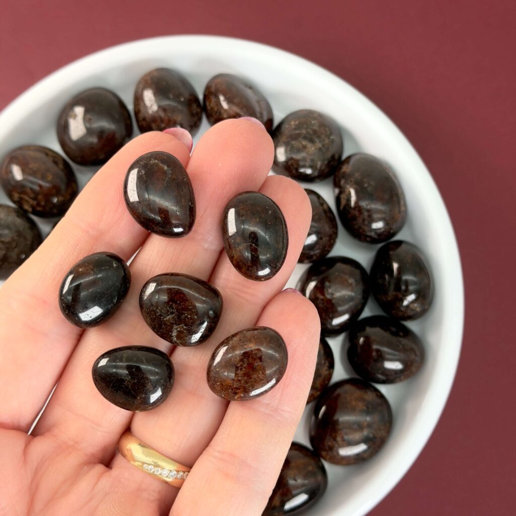 Krystaller og deres betydning 13 Granat lommesten med dybe rødbrune nuancer og naturlig glans i stenen. En krystal der ofte forbindes med styrke, passion og livsenergi.