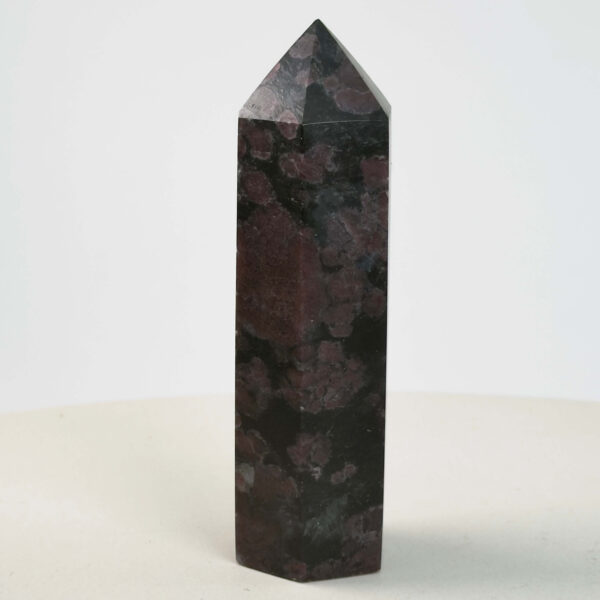 Granat Tårn krystal sten på hvid baggrund