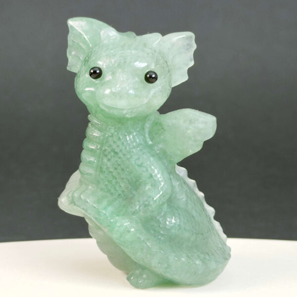 Grøn Aventurin Babydrage Krystal Sten på sort baggrund