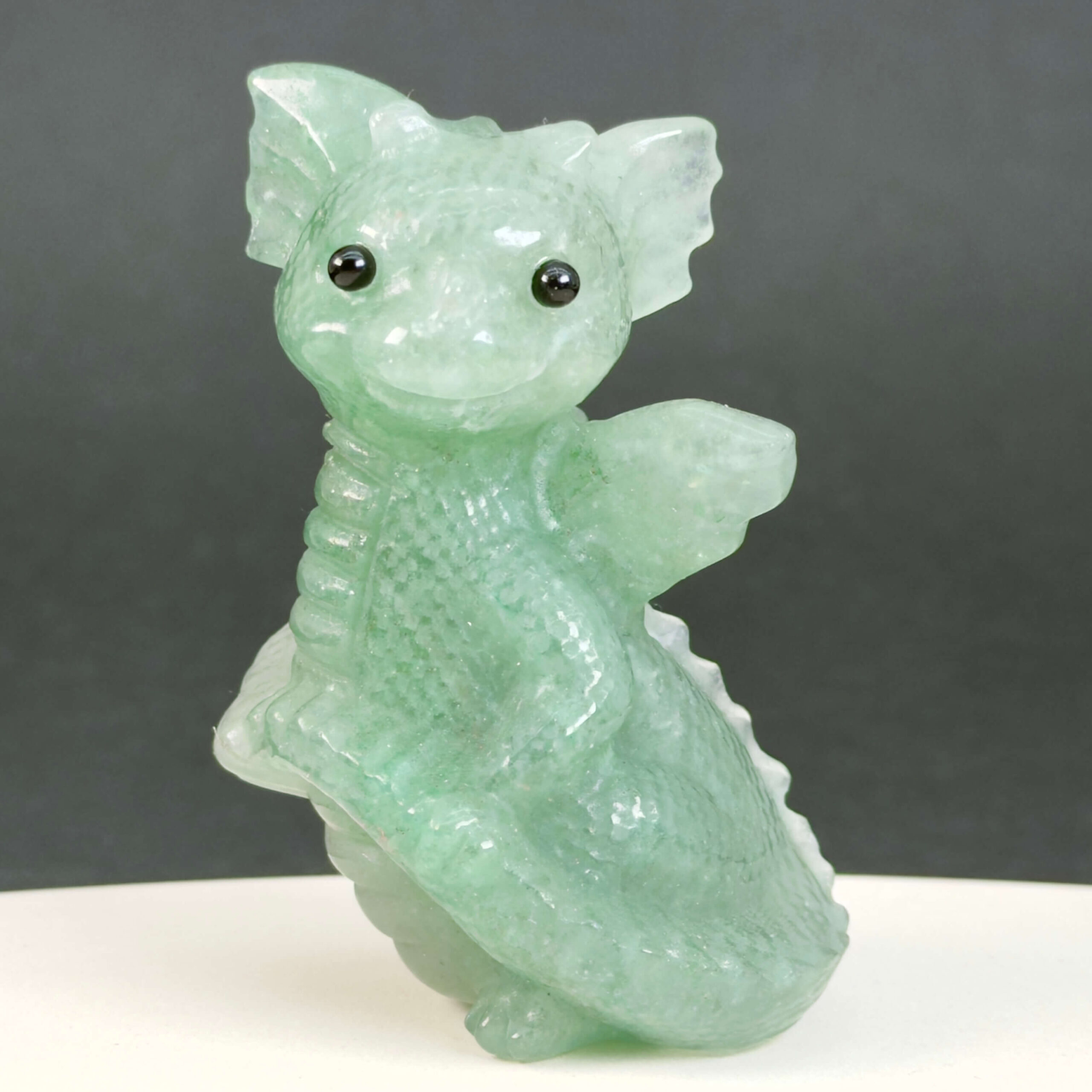 Grøn Aventurin Babydrage Krystal Sten på sort baggrund