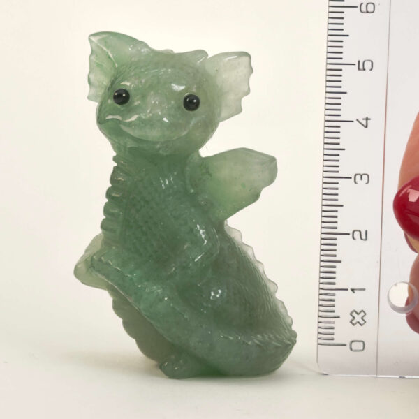 Grøn Aventurin Babydrage Krystal Sten med lineal på hvid baggrund