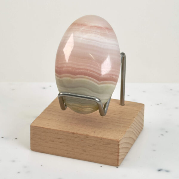 Grøn Onyx Håndsten krystal sten i holder på hvid baggrund