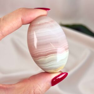 Grøn Onyx Håndsten krystal sten i hånd på hvid baggrund