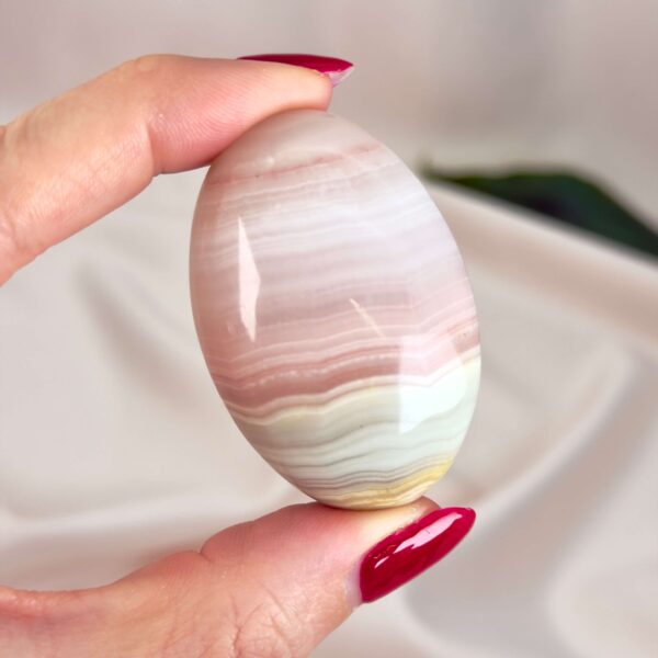 Grøn Onyx Håndsten krystal sten i hånd på hvid baggrund