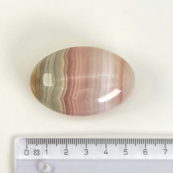 Grøn Onyx Håndsten krystal sten med lineal på hvid baggrund