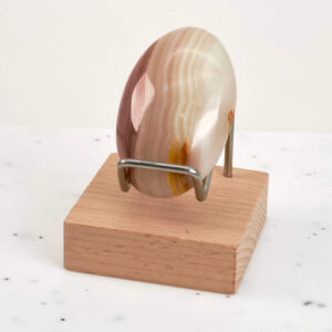 Grøn Onyx Håndsten krystal sten i holder på hvid baggrund