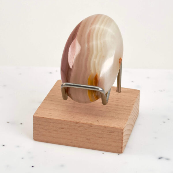 Grøn Onyx Håndsten krystal sten i holder på hvid baggrund