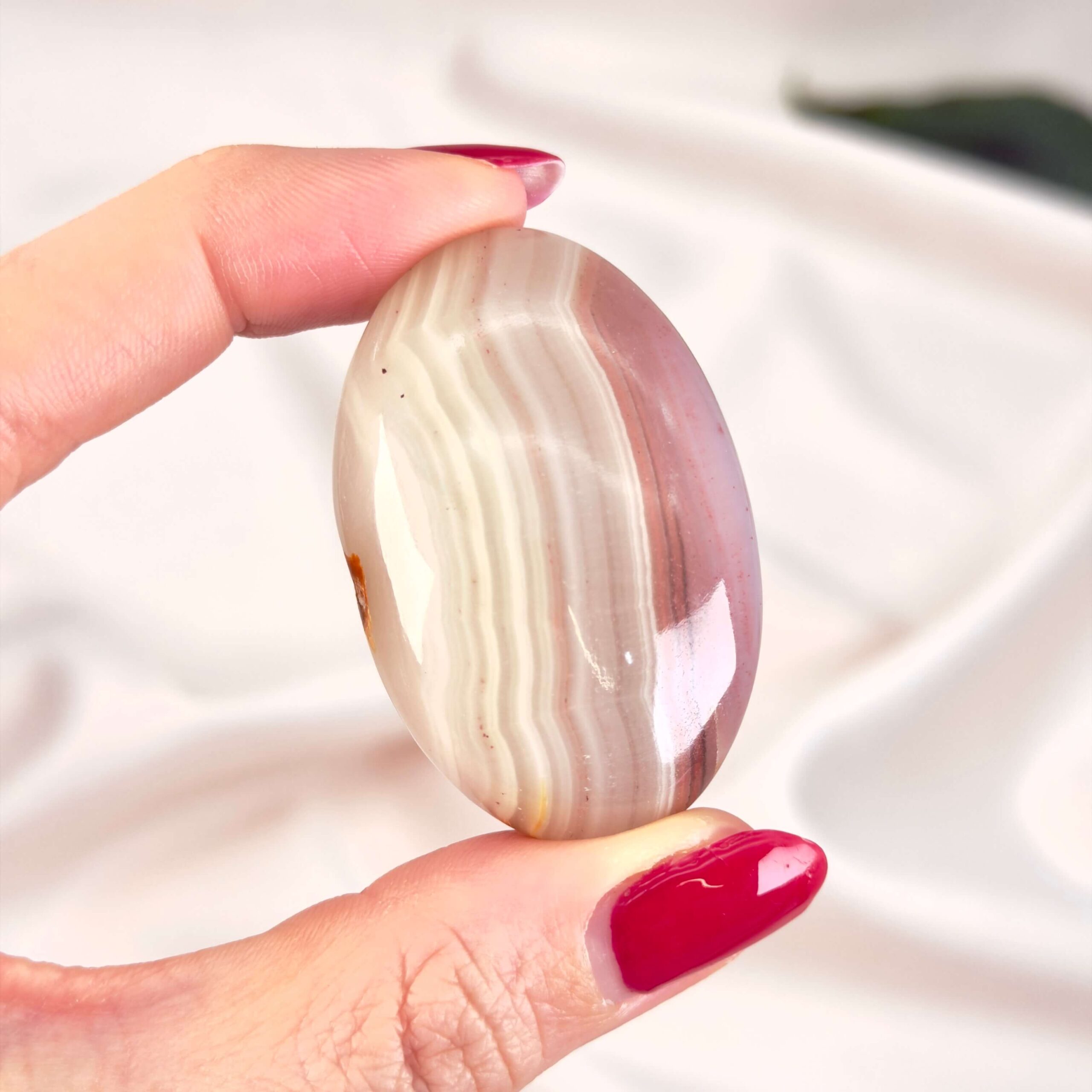 Grøn Onyx Håndsten krystal sten i hånd på hvid baggrund