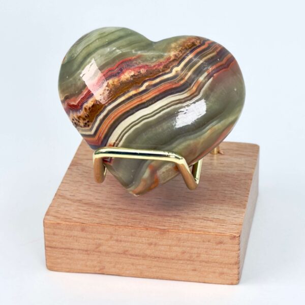 Grøn Onyx Hjerte krystal sten i holder på hvid baggrund