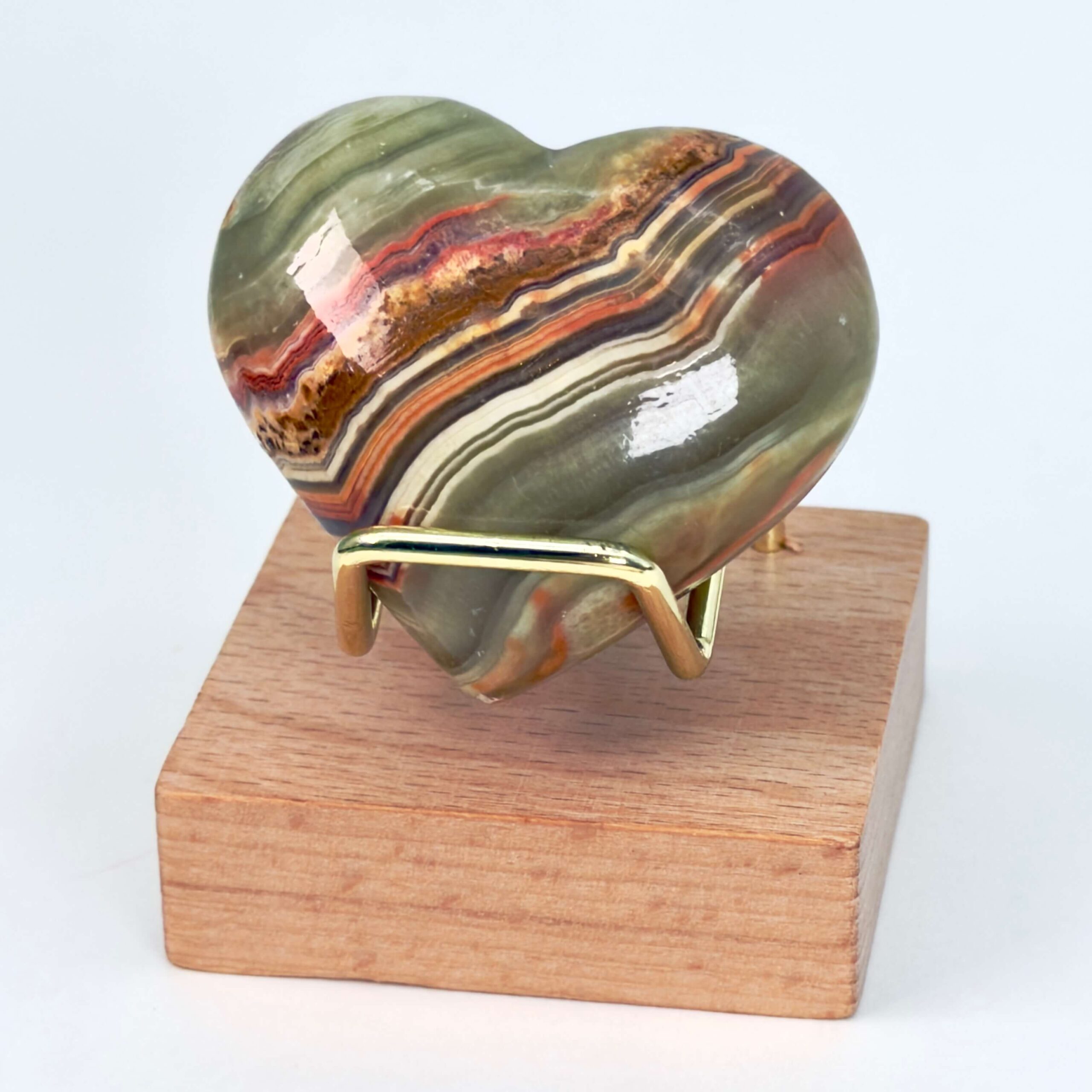Grøn Onyx Hjerte krystal sten i holder på hvid baggrund