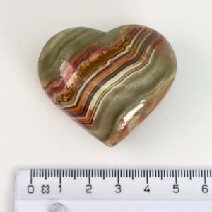 Grøn Onyx Hjerte krystal sten med lineal på hvid baggrund