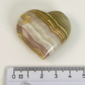 Grøn Onyx Hjerte krystal sten med lineal på hvid baggrund