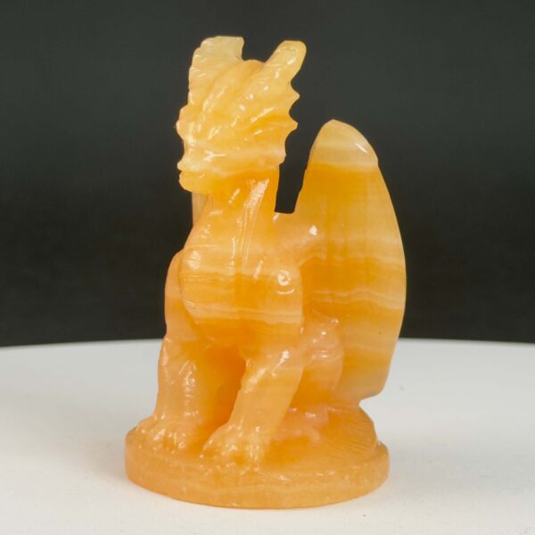 Gul Calsit Drage Krystal Sten på sort baggrund