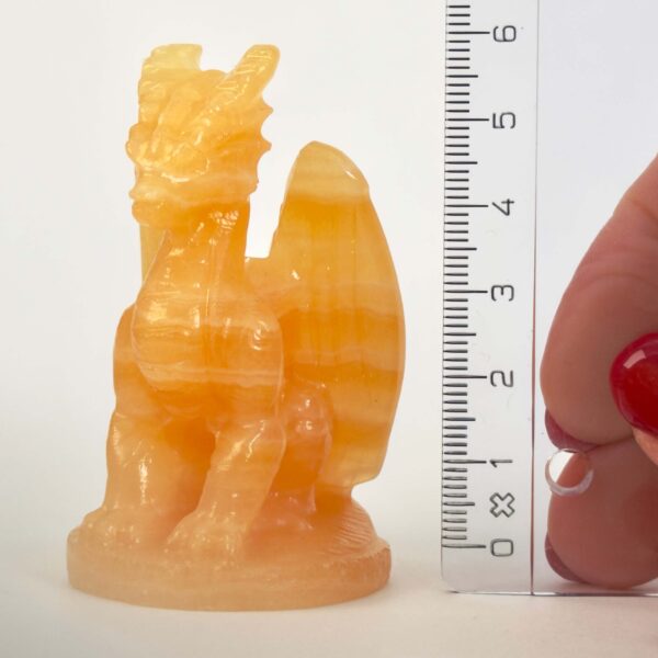 Gul Calsit Drage Krystal Sten med lineal på hvid baggrund