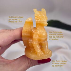 Gul Calsit Drage Krystal Sten i hånd på hvid baggrund med tags