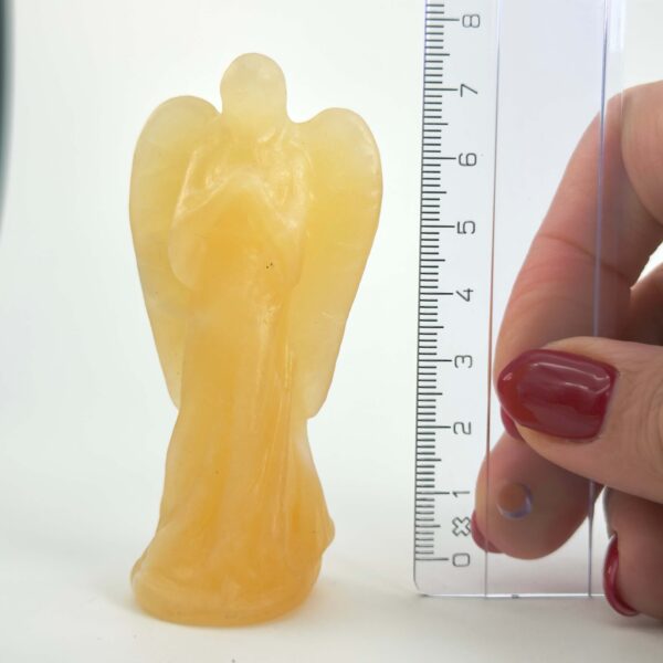 Gul Calsit Engel Krystal Sten med lineal på hvid baggrund