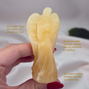 Gul Calsit Engel Krystal Sten i hånd på hvid baggrund med tags